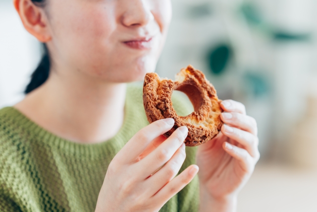 生理前で食欲が止まらない！なぜ食べたくなるの？防ぐには？